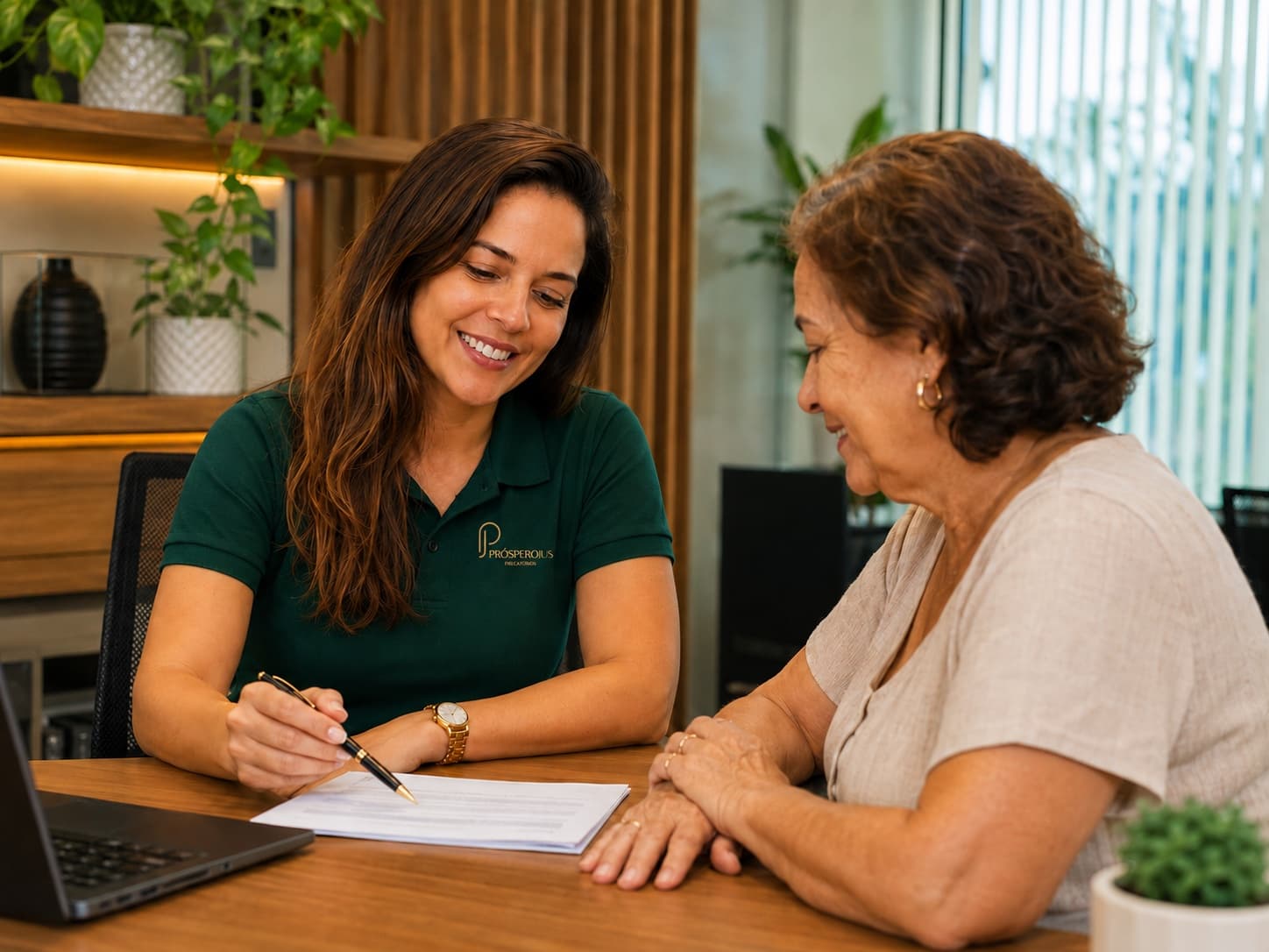 Consultora da ProsperoJus atendendo uma credora no escritório em São Luís/MA