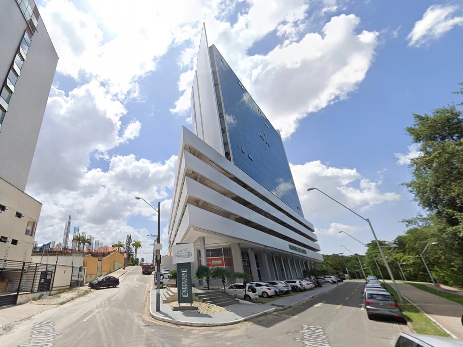 Fachada do Cond. Executive Lake Center, escritório da ProsperoJus no Jardim Renascença, em São Luís